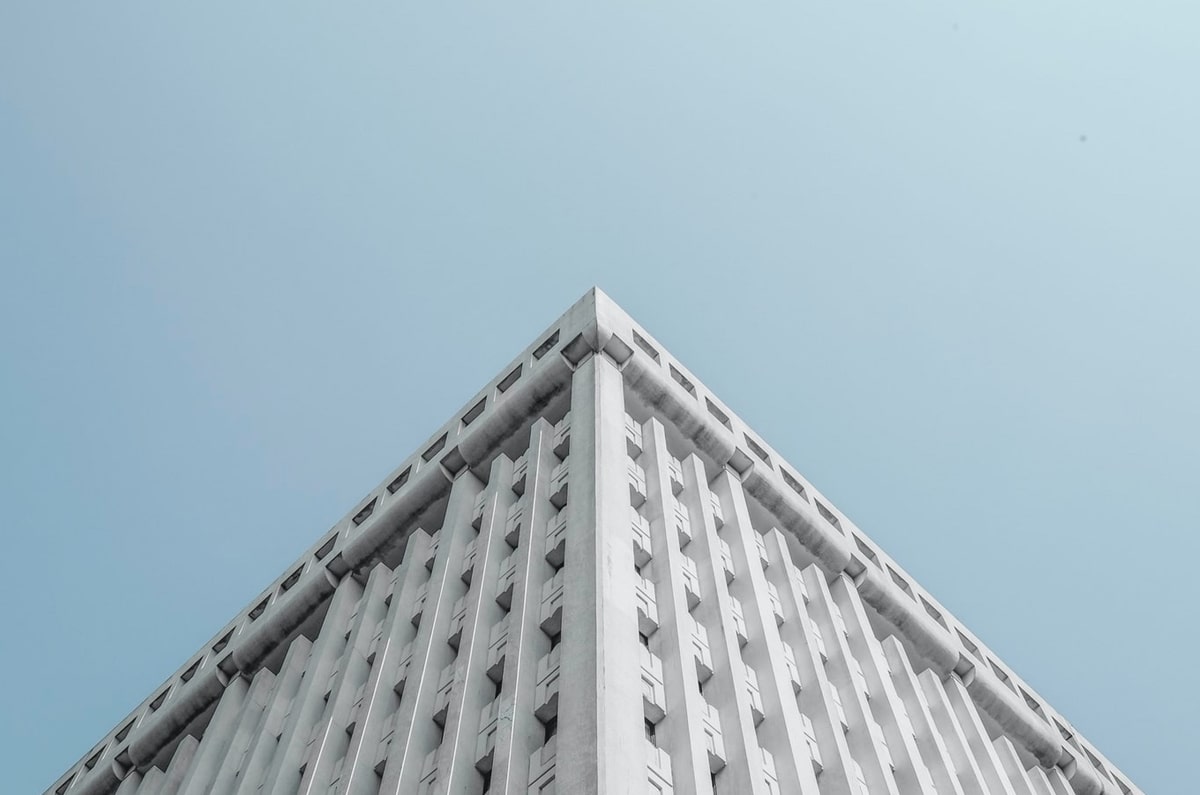 读爱看机器人先把句子拉直：核对情绪是不是当理由后再写明边界